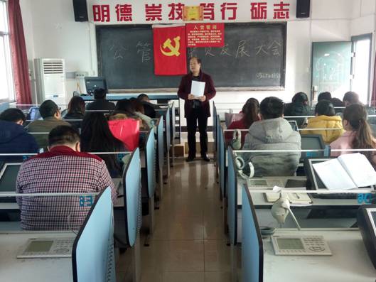 高行刚同志主持大会