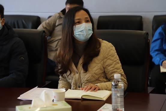 穿黑色衣服的人在桌子前中度可信度描述已自动生成