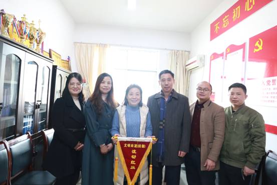 2019年12月11日周务农书记和夏红球部长与文明处室人文艺术学院合影.