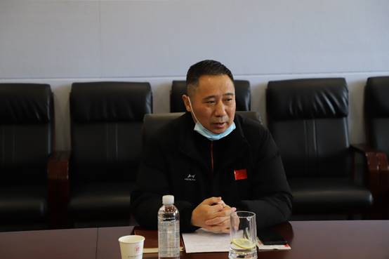 沙发上坐着男人低可信度描述已自动生成