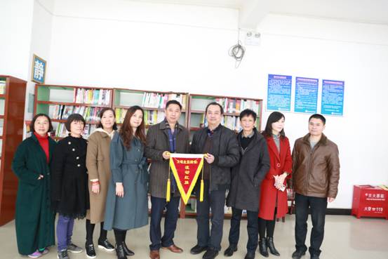 2019年12月11日周务农书记和夏红球部长与文明处室图文信息中心合影.