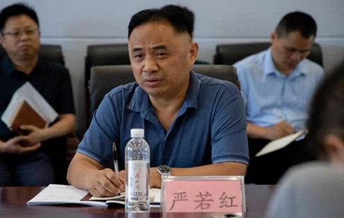 严若红介绍学校情况 严若红介绍学校情况